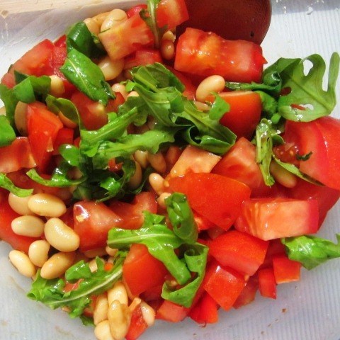 Салат с рукколой, фасолью и помидорами