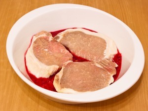 Мясо, запеченное в духовке с брусничным соусом «Дарбо»