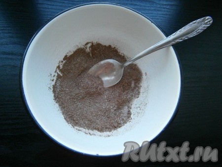 Для приготовления глазури смешать в миске сахар и какао-порошок. 