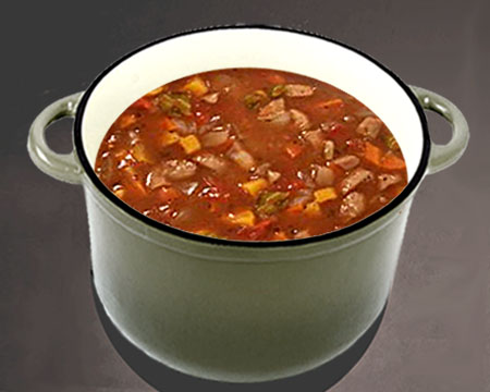 Овощной суп с томатом и колбасой в кастрюле