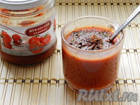 Вторым стаканом воды развести томатную пасту, добавить специи.