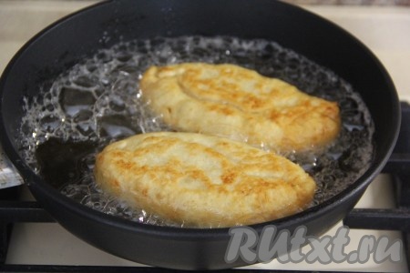 Жарить бездрожжевые пирожки с картофельной начинкой на среднем огне до золотистого цвета с двух сторон.
