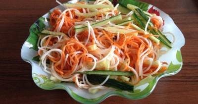 Салат с фунчозой, рисовым уксусом и корейской морковью