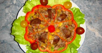 Теплый салат с куриной печенью и помидорами