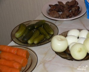 Салат с печенью и солеными огурцами - фото шаг 1