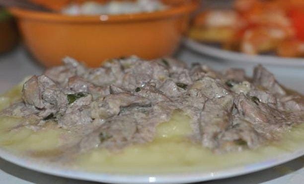 Бефстроганов из говяжьей печени со сметаной - 5 рецептов с фото пошагово