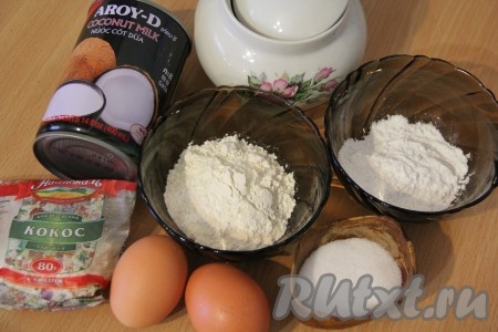 Подготовить продукты для приготовления теста для блинов на кокосовом молоке. 