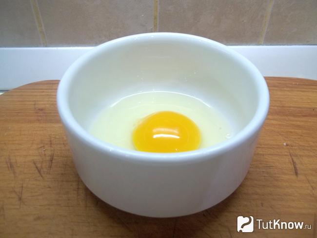Яйцо вылито в миску