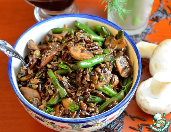 Теплый салат с рисом, грибами и фасолью