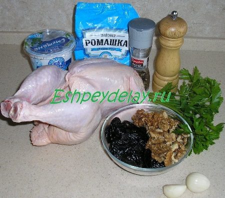 Рецепт рулета из целой курицы с черносливом и орехом