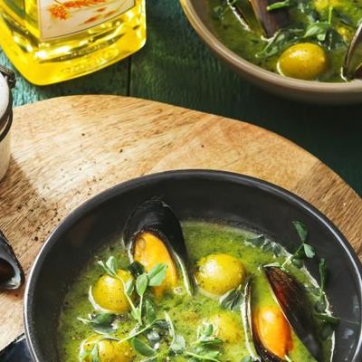 Зеленый суп из шпината, с мидиями в вермуте и оливками