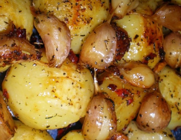 Запеченный острый картофель с чесноком