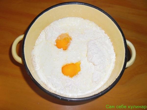 яйца добавить в муку с молоком