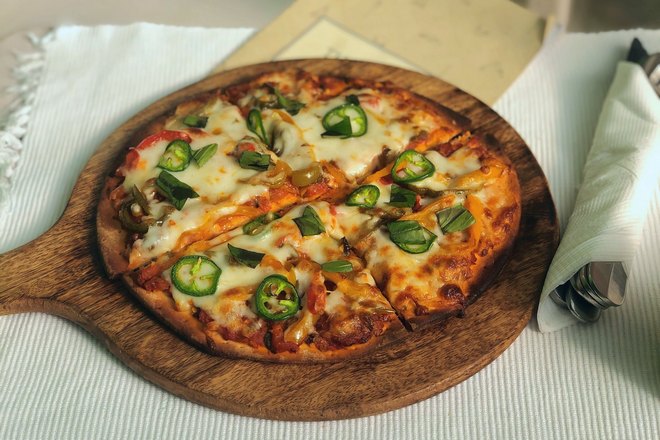 Круглая пицца с овощами