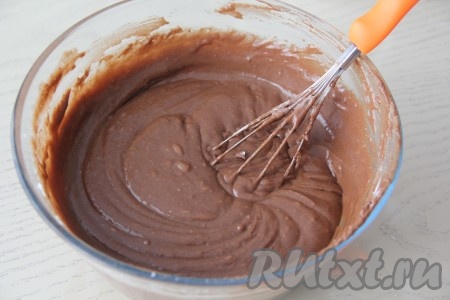 Перемешать шоколадное тесто, оно получится не очень густым, внешне будет напоминать сметану средней густоты.