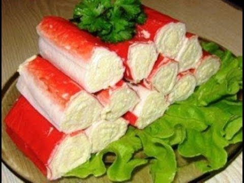 Крабовые палочки фаршированные сыром и чесноком яйцом