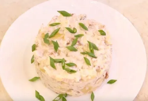 Салаты с копченой курицей и ананасами