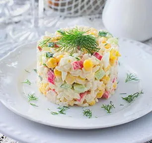 Салат с крабовыми палочками и кукурузой и яйцом и сыром