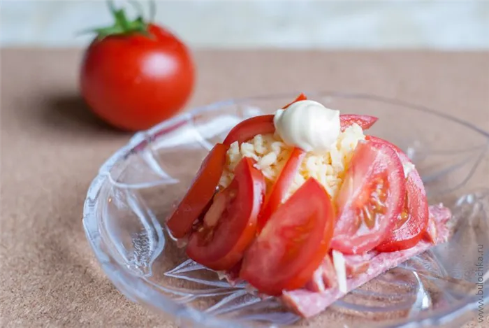 Салат с копченой колбасой и помидорами