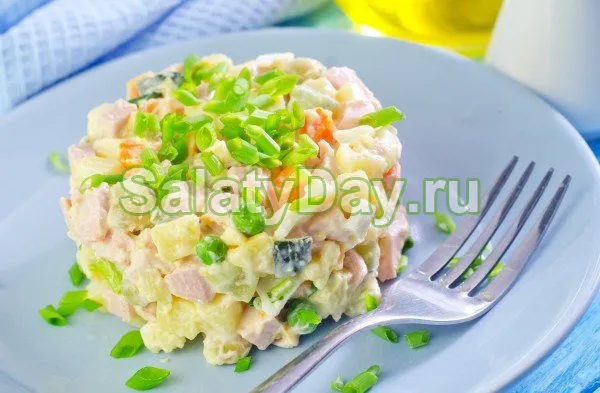 Салат из куриной грудки простой и вкусный с огурцами яйцом