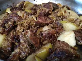 Куриная печень с яблоками и луком на сковороде