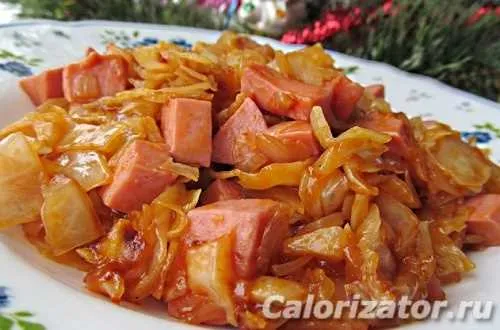 Тушеная квашеная капуста с сосисками