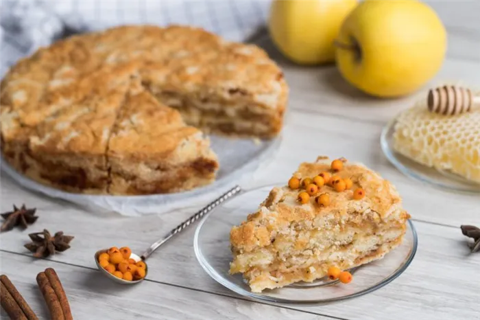 Сухой пирог с яблоками и манкой в духовке