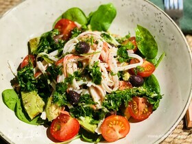 Овощной салат с крабовой соломкой