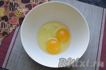 2 яйца разбить в миску, добавить соль.