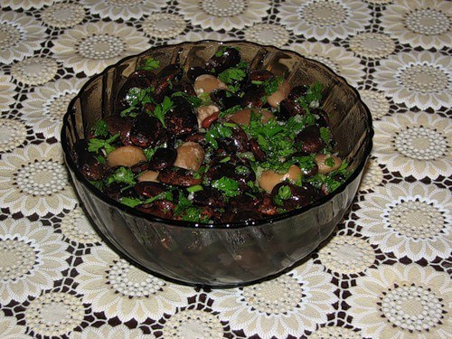 Салат из бобов с орехами
