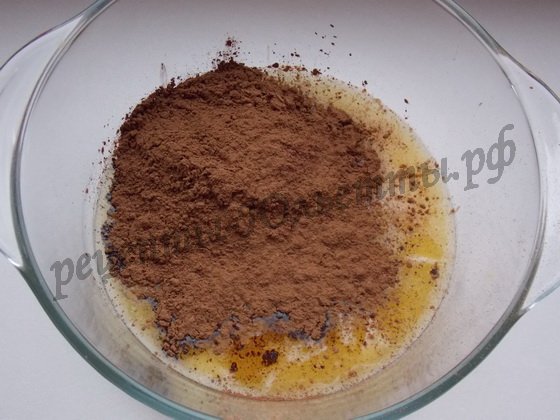 смешиваем какао-порошок с растопленным маслом