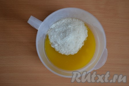 Сливочное масло растопить (можно в микроволновке или на огне), но не доводить до кипения. В растопленное сливочное масло всыпать сахар. 
