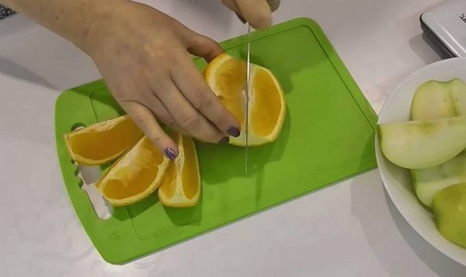 Утка с яблоками и апельсинами в рукаве в духовке