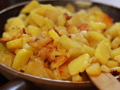 Как пожарить хрустящую картошку на сковороде