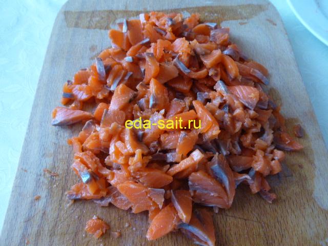Нарезать красную рыбу для салата под шубой