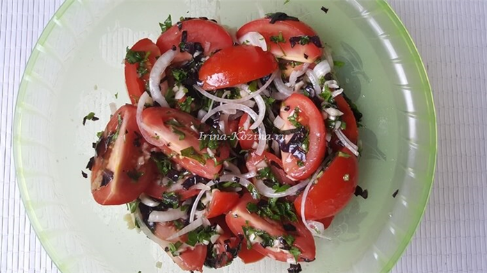 Маринованные помидоры быстрого приготовления с чесноком и зеленью