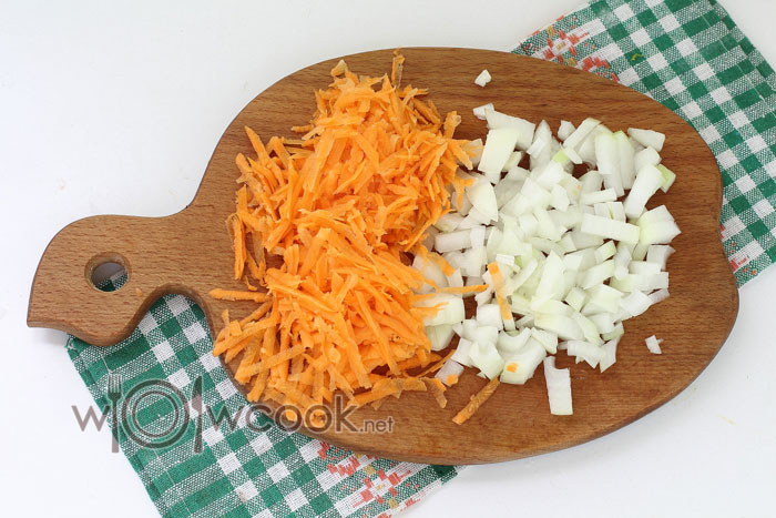 нарезаем лук и натираем морковь