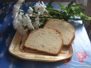 Белый хлеб с жареным луком.