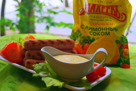 Фото к рецепту: Сосиски на гриле с горчичным соусом #махеевънаприроде