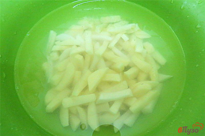 Фото приготовление рецепта: Картофель жареный с сосисками, луком и чесноком шаг №2