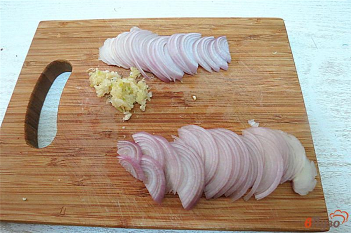 Фото приготовление рецепта: Картофель жареный с сосисками, луком и чесноком шаг №6