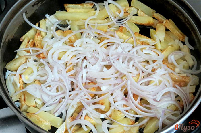 Фото приготовление рецепта: Картофель жареный с сосисками, луком и чесноком шаг №9