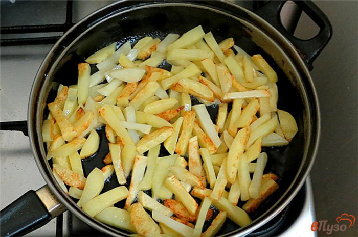 Фото приготовление рецепта: Картофель жареный с сосисками, луком и чесноком шаг №8