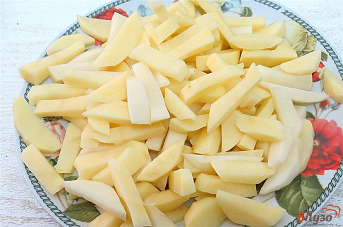 Фото приготовление рецепта: Картофель жареный с сосисками, луком и чесноком шаг №3