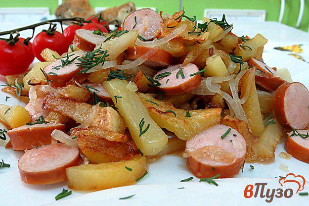 фото рецепта: Картофель жареный с сосисками, луком и чесноком