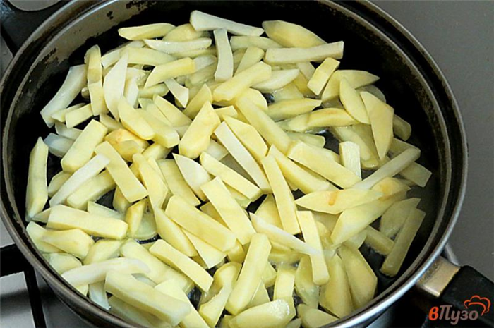 Фото приготовление рецепта: Картофель жареный с сосисками, луком и чесноком шаг №7