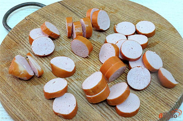 Фото приготовление рецепта: Картофель жареный с сосисками, луком и чесноком шаг №5