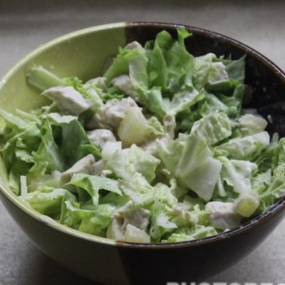 Зеленый салат с курицей без майонеза - рецепт с фото