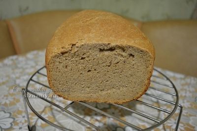 Готовый хлеб на ржаной заквасе с пшеничной цельнозерновой мукой на решетке