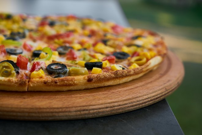 Хрустящая пицца с разноцветной начинкой